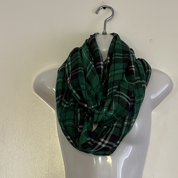 Green plaid infinity scarf - Picture 2 of 6
